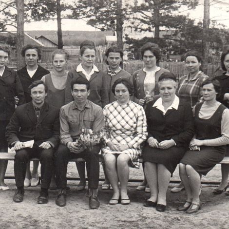 Коллектив учителей Черняевской школы середины 70-х годов прошлого века.